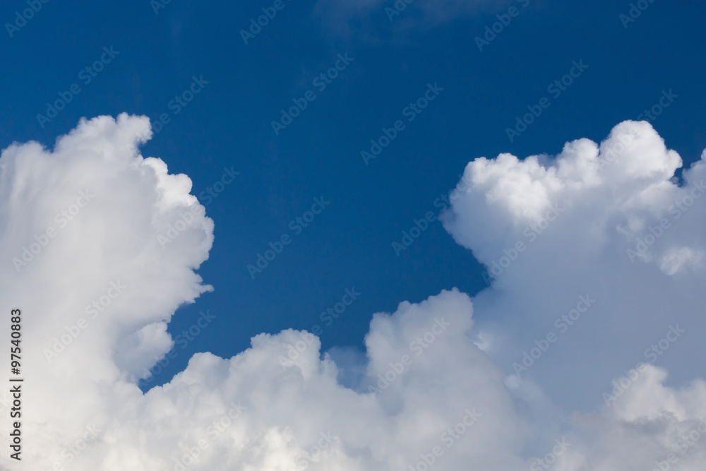 Obraz premium cloud on clear blue sky