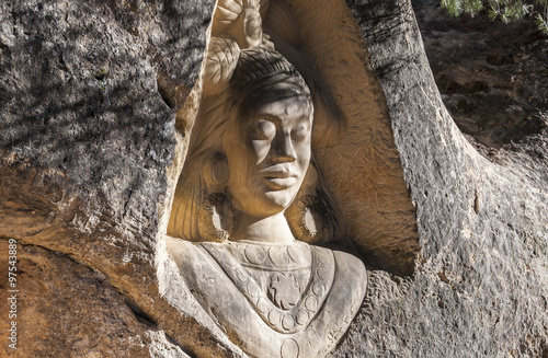 Obraz na plátně Sculptures carved on sandstones in the Ruta de las Caras, Route of the Faces, a hiking route at the shore of Buendia Reservoir, Cuenca, Spain