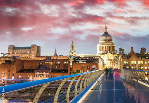 Beautiful view of Millennium Bridge and St Paul Cathedral at dus