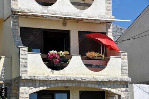 Балкон с зонтиком и цветами