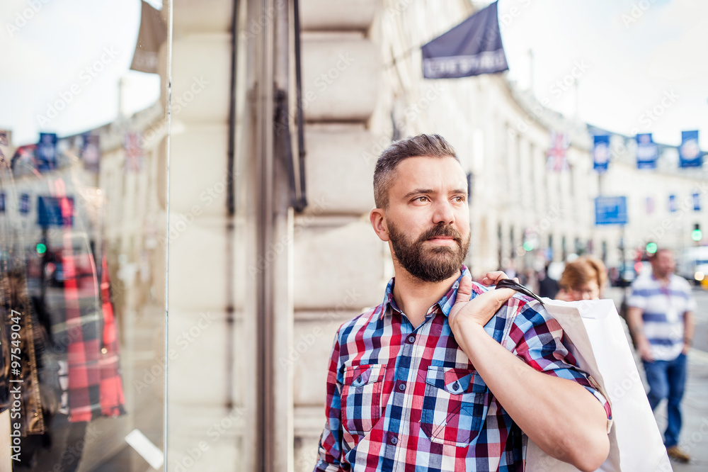 Obraz premium Young man shopping in the city