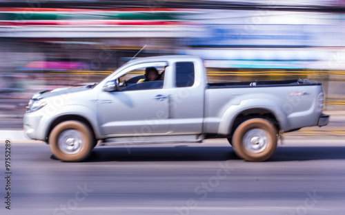 pick-up Speeding in road