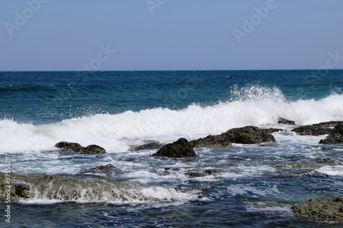 日本海の荒波／山形県の庄内浜で日本海の荒波風景を撮影した写真です。庄内浜は非常にきれいな白砂が広がる海岸と、奇岩怪石の磯が続く大変素晴らしい景観のリゾート地です。