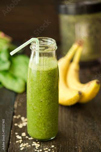 fresh detox green smoothie with spinach and outmeal