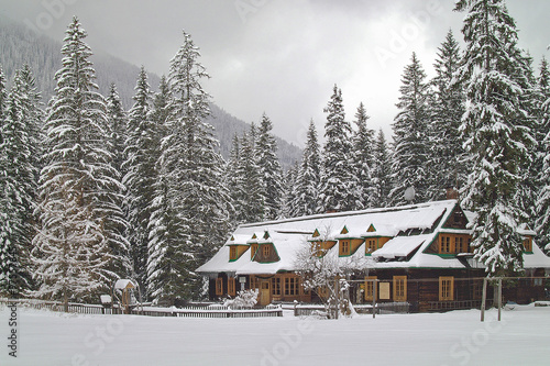 Fototapeta Naklejka Na Ścianę i Meble -  Schronisko Roztoka w Dolinie Roztoki