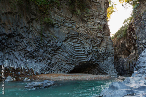 Basalt Schlucht Grotte breit