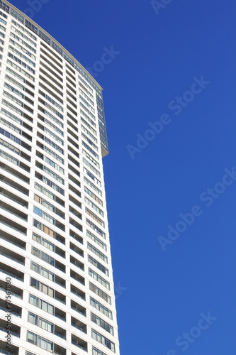青空と高層ビル © baphotte