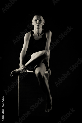 Femme en clair-obscur et robe noir transparente © Gerald Villena
