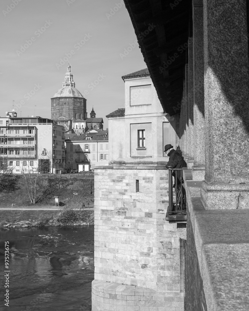 Pavia, Old watching the river