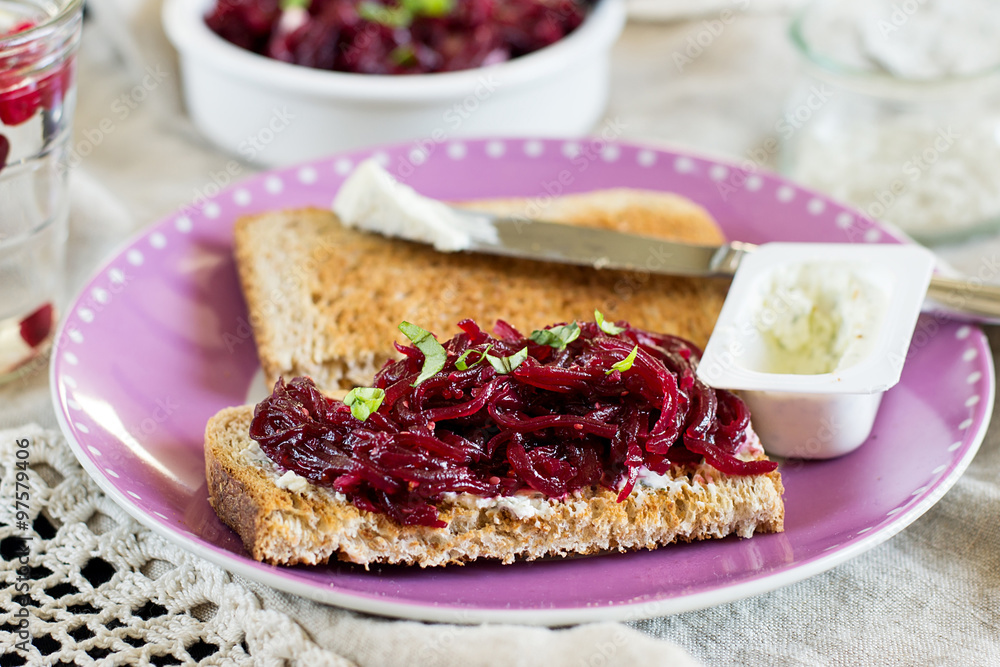 Grated beetroot with basil and goat's cheese on toast Grated beetroot with basil and goat's cheese on toast