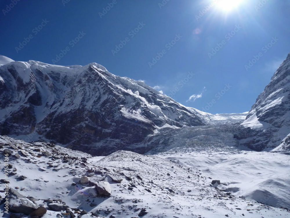 Obraz premium Himalayan mountain range with rocks and snow