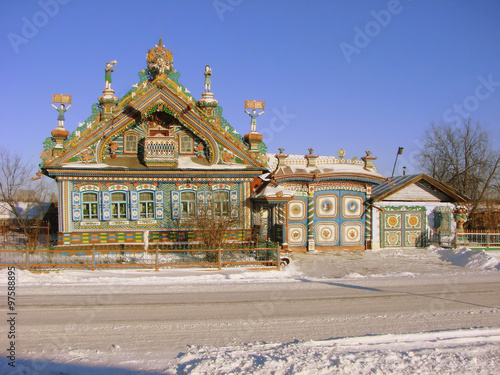 Яркий, красочный, цветной, необычный дом кузнеца Кириллова в деревне Кунара, Свердловской области