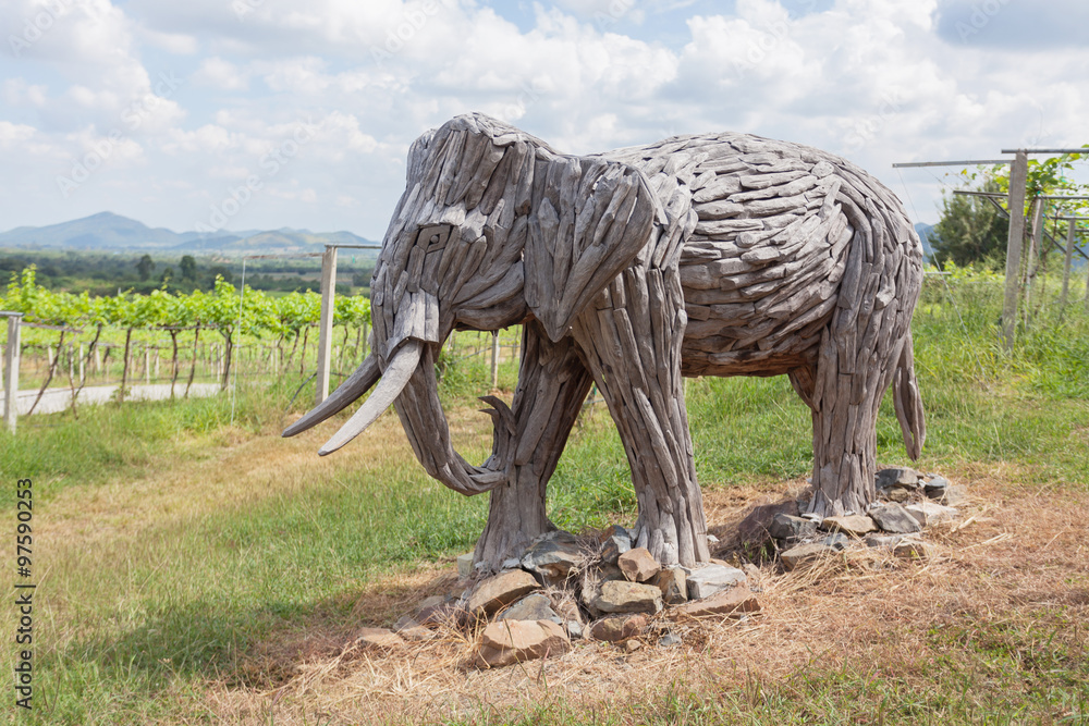 Obraz premium Old wood carving elephant