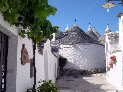 I trulli di Alberobello in Puglia, Italia photo