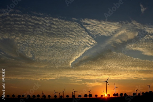 Windpark im Aufbau bei Sonnenuntergang mit Cirrocumuluswolken
 photo