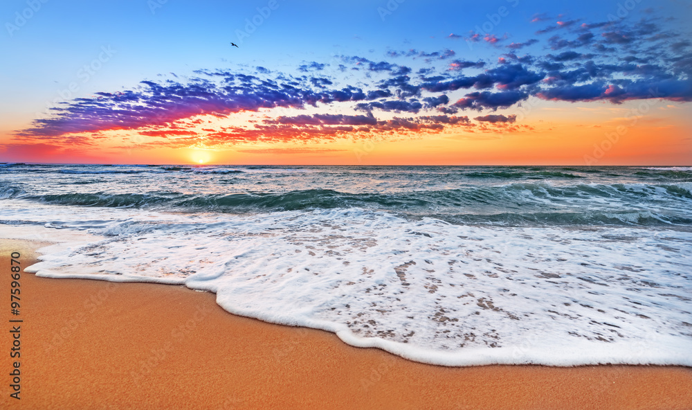Obraz premium Wschód słońca kolorowe plaży oceanu.