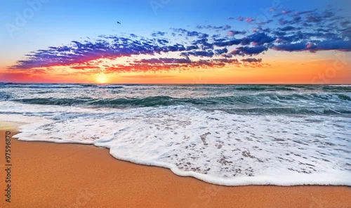 Obraz Kolorowy ocean plaża wschód słońca.