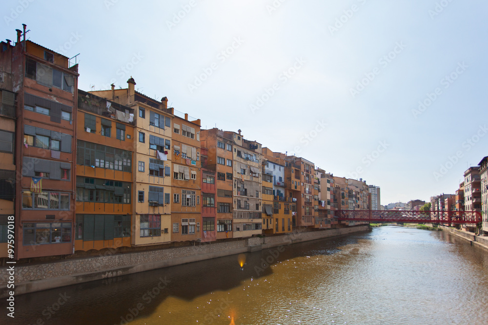 Дома на набережной реки Оньяр. Красный Железный мост Эйфеля. Жирона, Каталония, Испания.
