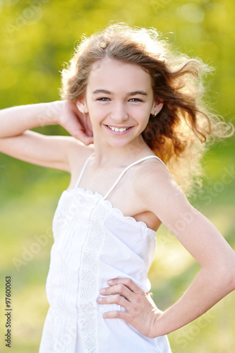 Fototapeta Naklejka Na Ścianę i Meble -  portrait of little girl outdoors in summer