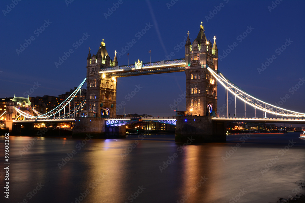 Obraz premium Towerbridge zur Blauen Stunde