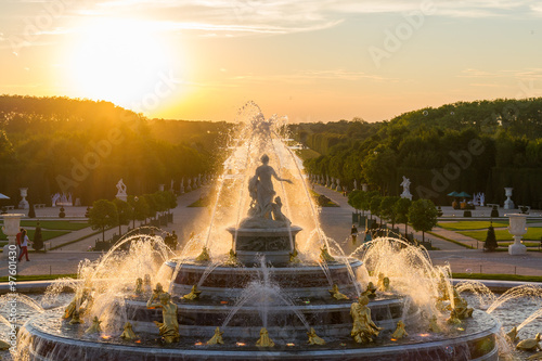 Fontaine de Versailles sur un coucher de soleil photo