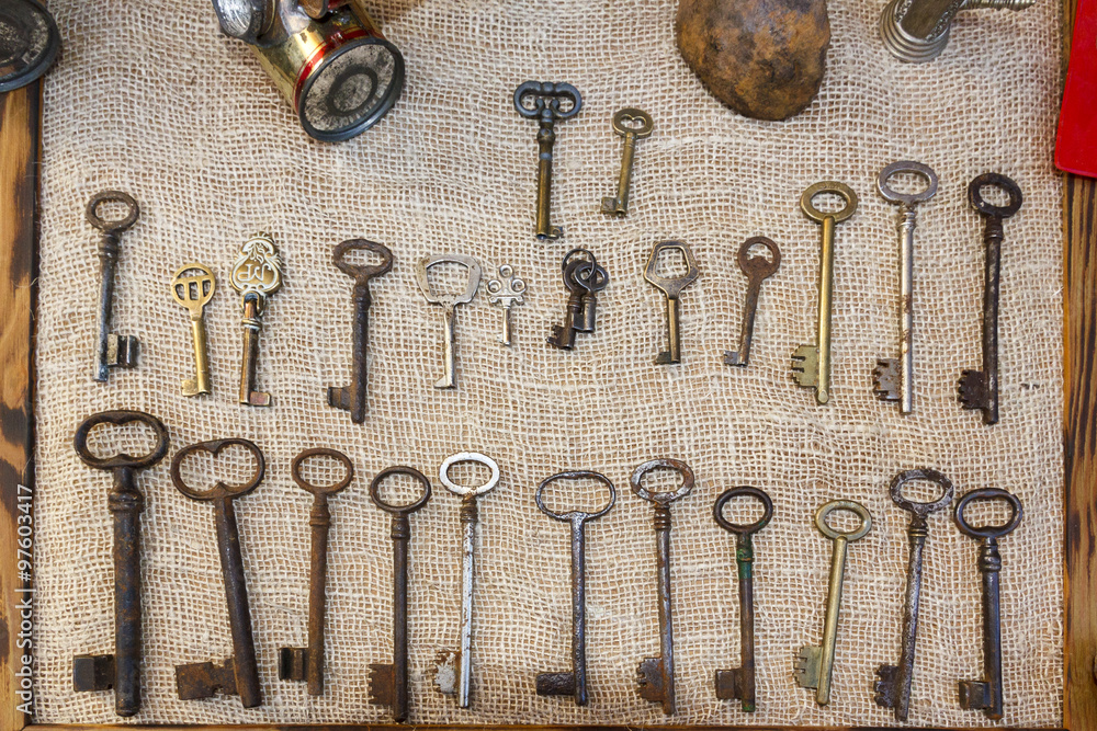 Colección de llaves antiguas. Decoración vintage. Llaves de hierro viejas.  Stock Photo | Adobe Stock