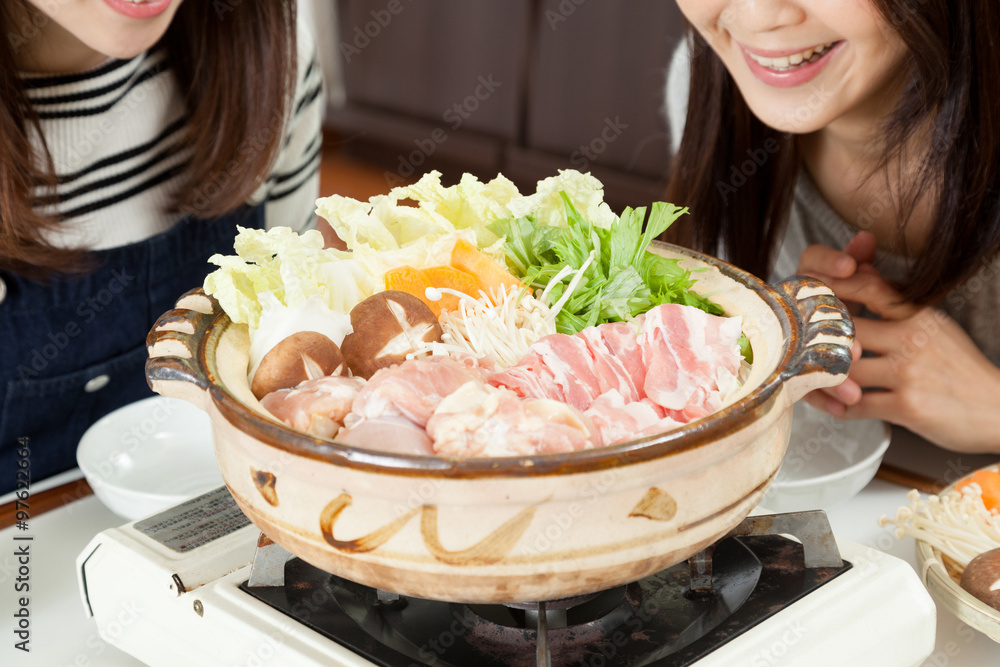 女性 笑顔 食欲 鍋料理 日本料理 鍋パーティ 女性 笑顔 食欲 鍋料理 日本料理 鍋パーティ