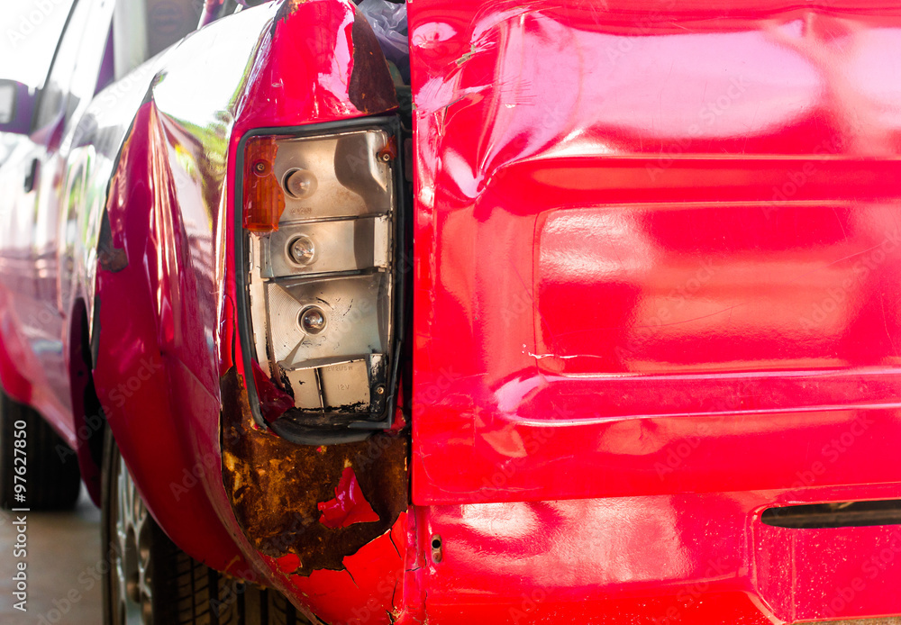 tail light of pick-up car damage car by accident
