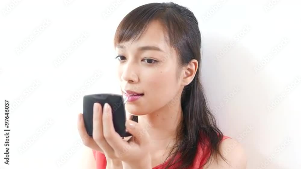口紅を塗る女性 口紅を塗る女性