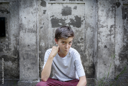 portrait of a crouching teenage boy © Armin Staudt