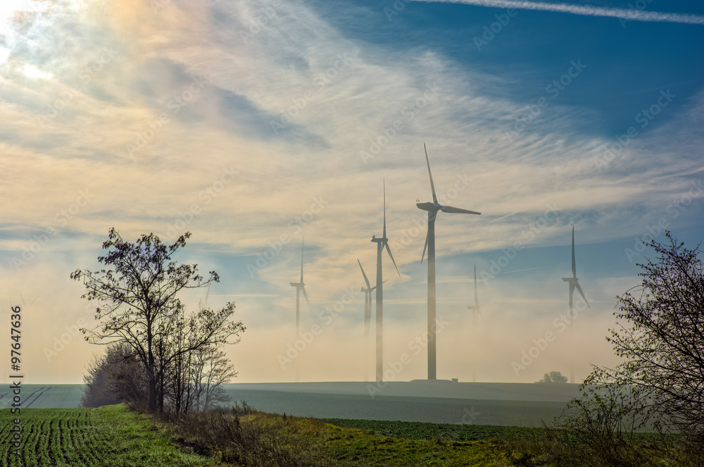 Obraz premium Windpark im auflösenden Nebel