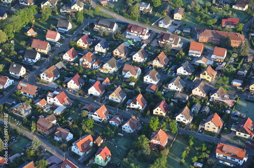 Siedlung mit Häusern von oben photo
