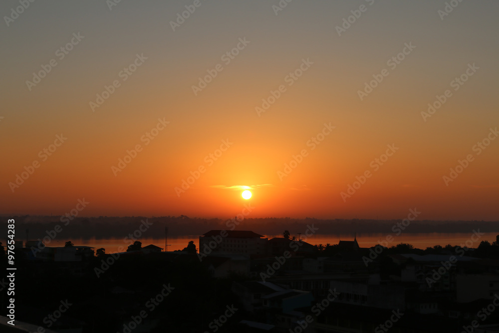 Naklejka premium Sunrise over Mekong River in a Mukdahan city skylin