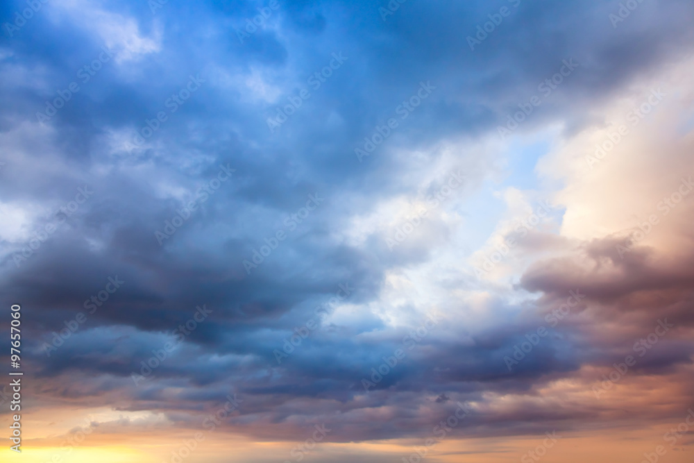 Naklejka premium Kolorowe niebo z chmurami na wczesnym rankiem