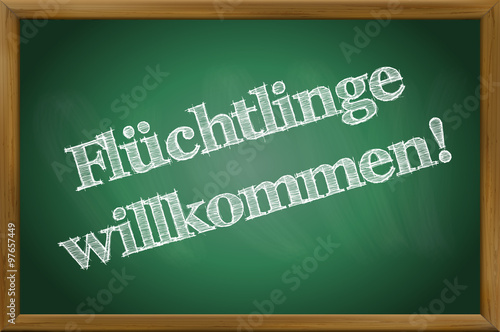 Flüchtlinge willkommen / Hilfe für Flüchtlinge / Kreideschrift auf Tafel