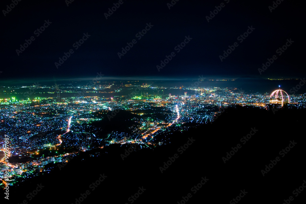 北九州市 皿倉山からの夜景右側と展望所（上側黒）