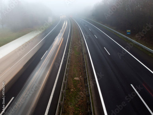 Autobahn/ Verkehr bei Nebel: Unfallgefahr