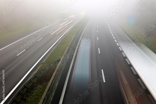 Autobahn  Verkehr bei Nebel  Unfallgefahr