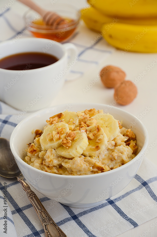 Oatmeal porridge with banana, honey and walnuts Oatmeal porridge with banana, honey and walnuts