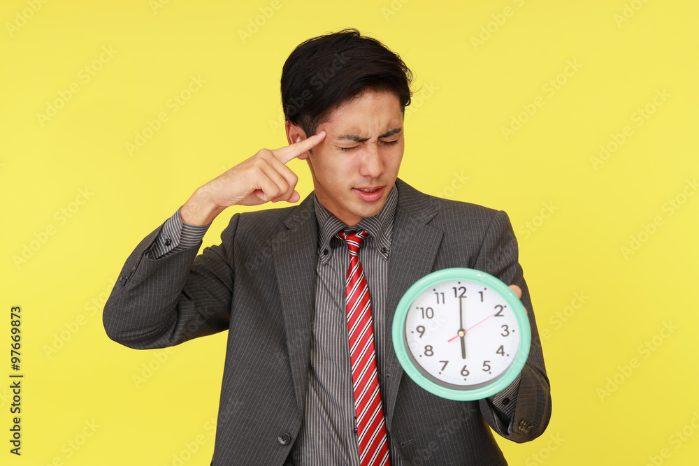 疲れた表情のビジネスマン