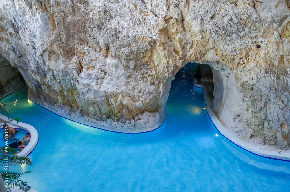 Ταπετσαρία MISKOLC, HUNGARY - NOV 30, 2015: Unidentified people relaxing in a pool in Barlangfurdo, a thermal bath complex inside of a natural cave in Miskolctapolca town