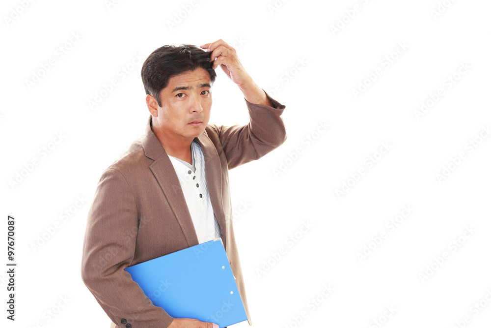 真剣な表情の男性