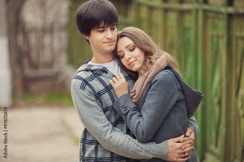Naklejka premium Young couple in a city