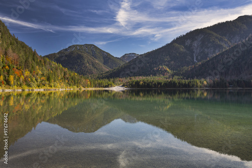 Gebirgsee bei Reutte in Tirol, Plansee in Österreich im Herbst, Spiegelung des Bergpanoramas im Wasser 