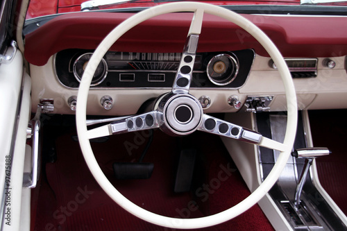 interior coche clásico potente descapotable americano © jiortola