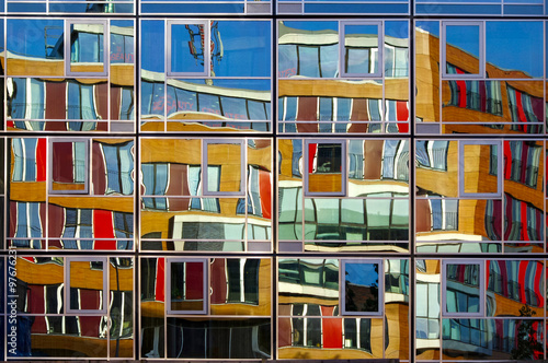 spiegelung an einer Hausfassade