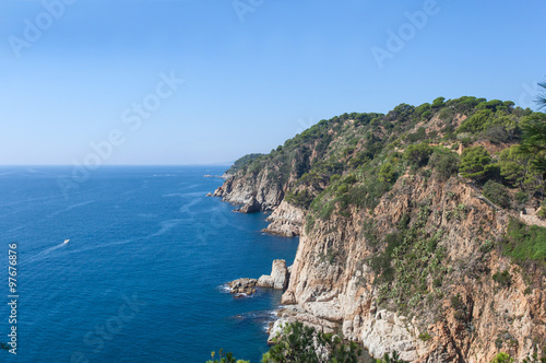 Побережье средиземного моря. Горы, сосны, катеры, яхты. Каталония, Испания.   © pelatophoto