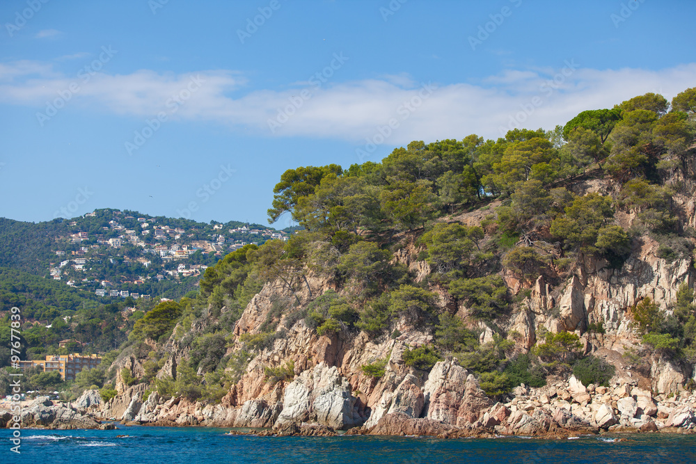 Побережье средиземного моря. Горы, сосны и коттеджи. Каталония, Испания.