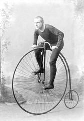 Wandcirkels Vintage Poster Vintage portret fietser op houten boneshaker  © hodagmedia