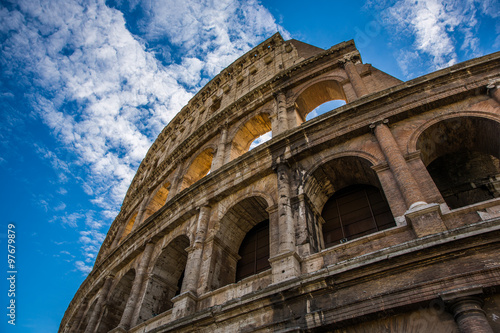 Detailaufnahme vom Kolosseum in Rom mit Wolken